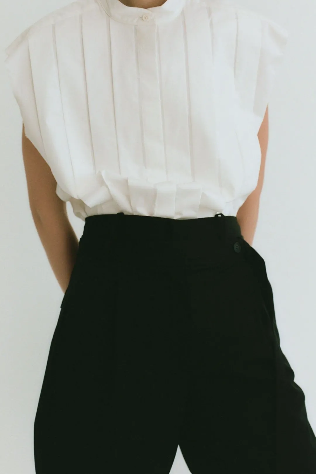 Tailoring*St. Agni Sleeveless Tuck Detail Shirt - White