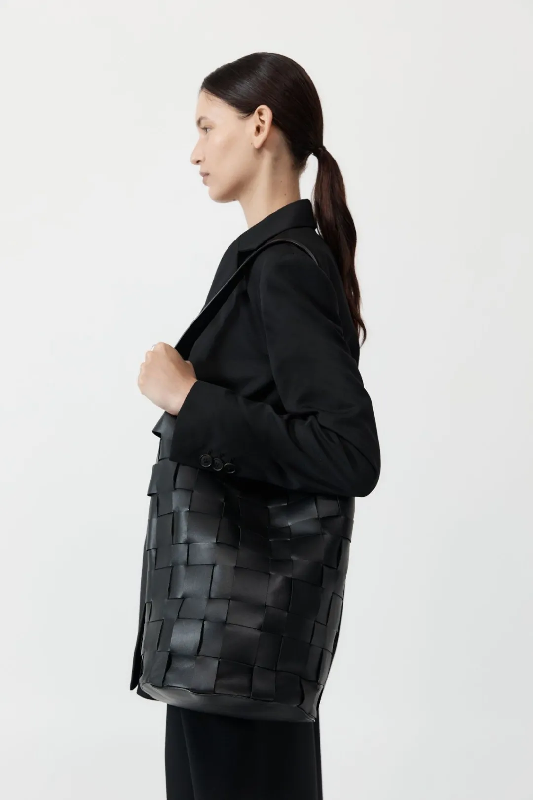 Unisex*St. Agni Woven Bucket Bag - Black