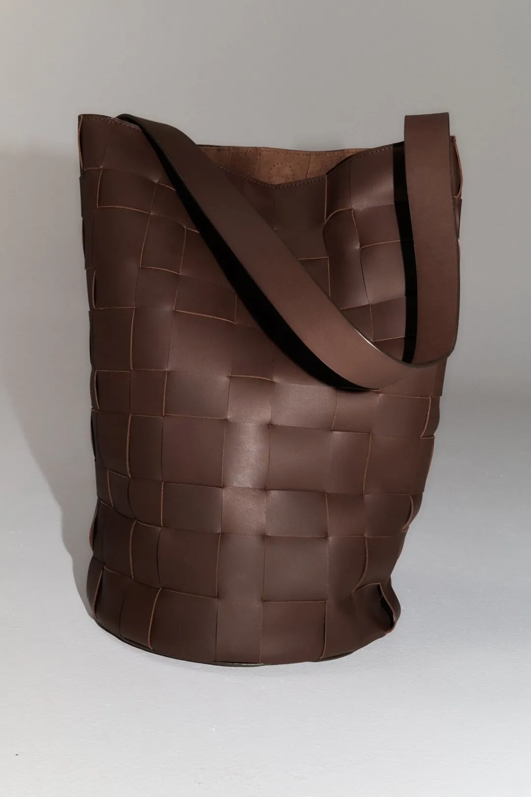 Unisex*St. Agni Woven Bucket Bag - Chocolate